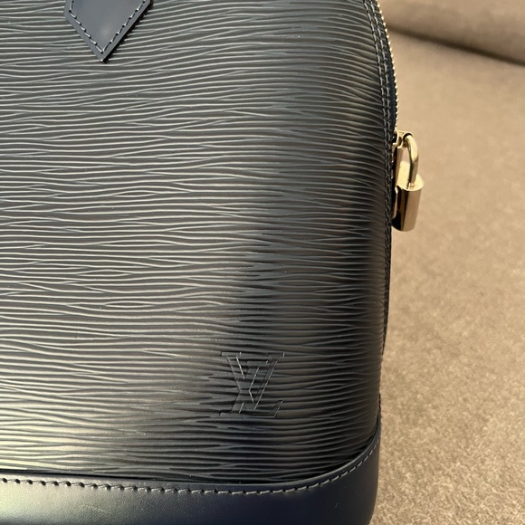 LV Alma PM/100% authentic. Almost new condition. Only worn a few times. - Picture 9 of 14